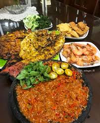 Goreng ikan sampai kuning kecoklatan, dengan api sedang. Makan Siang Makin Lahap Dengan 10 Ikan Bakar Pilihan Netizen Ini