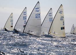 Helyen fejezte be a szombati futamokat, így a az első tíz helyezett számára vasárnap rendezik az éremfutamot, berecz zsombor is ott lehet. Lanzarote Olympic Winter Regatta Berecz Zsombor Masodik Helyen Nemzetkozi Compass Magazin A Vitorlas Portal