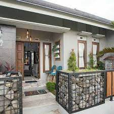 Sementara itu, jenis rumah yang lebih besar, seperti rumah bandar atau rumah teras, dapat memuat banyak keluarga di dalam bangunan yang sama. Ide Desain Teras Rumah Minimalis Lengkap Dengan Gambar Blog Cari Kos