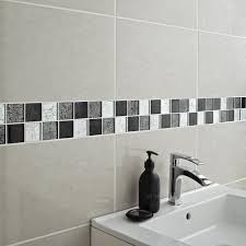 Une Frise Au Bel Effet Matiere Carrelage Salle De Bain Idee Salle De Bain Salle De Bain Castorama