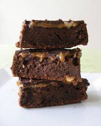 Brownies Aux Cacahuetes Et Caramel Facon Snickers Chocolate Chunk Brownies Brownie Recipes Desserts