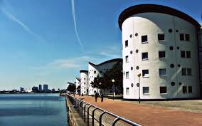 Издавать протяжный монотонный низкий звук, гул. University Of East London Guide