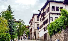 Karadeniz coğrafyası ve sosyo kültürel etkilerinin de bariz bir şekilde görüldüğü mimari biçimidir. Ekolojik Mimarlik Ve Turk Evi Toki Haber