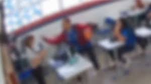 alumno cachetea a profesora