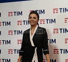 Dal 26 febbraio su raiplay andrà in onda invece il suo ultimo film, la tristezza ha il sonno leggero. Serena Rossi Fa Rivivere La Figura Di Mia Martini Sul Palco Di Sanremo2019 Riviera24