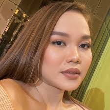 Elizabeth Leyba's Instagram, Twitter & Facebook