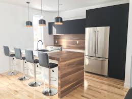 cuisine thermoplastique noir et blanc avec touche de bois en stratifie et comptoir imitation marbre blanc kitchen home decor home
