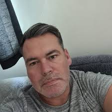 Can anyone recommend reputable roofing companies? the local companies Ive  contacted never seem to return calls, and we have a roof leak causing damp 