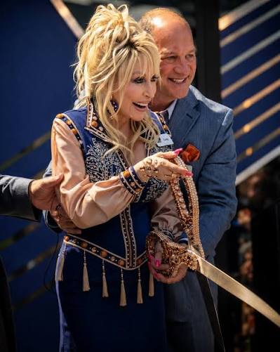 A detail from Dolly Parton's final public appearance quietly escaped observers. 🤔 Over time, it has taken on new clarity. 😶 ​​⠀ﾠ