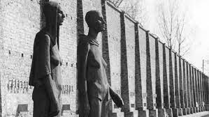 Located alongside lake schwedt, about 50 miles north of berlin, ravensbrück opened on may 15, 1939, and, three days later, the first group of 867 women arrived from lichtenburg in saxony, a fortress that had been used as a women's camp from march 1938 until may 1939. Die Lange Nacht Der Gedichte Aus Ravensbruck Mein Herz Schlagt Zuruck Archiv