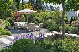 Von der planung bis zur pflege alles aus „einer hand. Lebendige Staudenbepflanzung Mit Grasern Und Ein Wasserspiel Das Auch Eine Sitzgelegenheit Ist Dieser Sitzplatz Am Zur Gartengestaltung Bepflanzung Sitzplatz