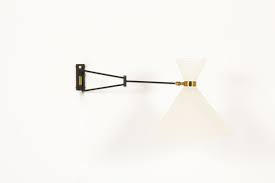 Lampadaire design en arc avec abat jour chrome bowl. Minimalist Line For This Vintage 50s Wall Lamp