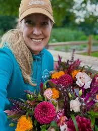 It's coming! The frost will certainly arrive next week, and we'll soon have  to say goodbye to all this beauty. 🌸 This Saturday our BLOSSOM SHOP will  be open for the final