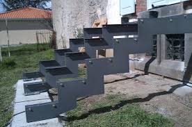 Limons Fer Plat 200 X 10 Pour Escalier Largeur 2 Metres Avec Marches Lames De Composite Escalier Contemporain Escalier Escalier Bois