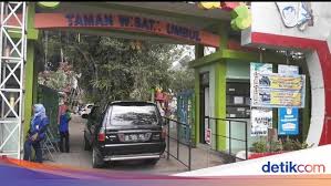 Tempat wisata di madiun selanjutnya adalah taman rekreasi umbul yang terletak di jalan ngumbul, desa glonggong, kecamatan dolopo. Mandi Di Madiun Umbul Square Konon Bisa Sembuhkan Penyakit