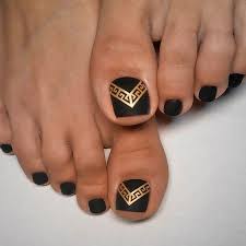 Empezamos con las tendencias 2020 de uñas decoradas de pies donde se mezclan colores, técnicas y estilos como es este modelo en rosa, con francesa en. Decoracion De Unas Oscuras Para Pies Decoracion De Unas