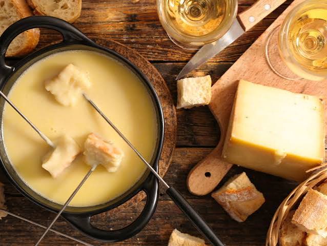Apa Itu Fondue, Makanan Khas Swiss untuk Musim Dingin?