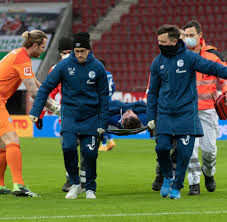 Bei wenig offensiver eigeninitiative reichen ein freistoß in der ersten und zwei fehler in der zweiten halbzeit zu. Schalkes Mark Uth Verletzt Sich Gegen Den Fc Augsburg Schwer Welt