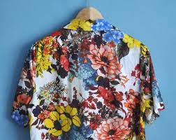 They're 5'5 and normally wear a size xs/ uk8. Vintage 90s Floral Pattern Short Sleeve Blouse Button Up Flower Print Shirt Women S Summer Blouse Hi Womens Blouses Summer Flower Print Shirt Summer Blouses