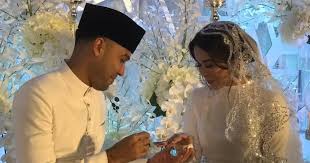 Beberapa foto yang dimuat naik itu juga tidak terlepas daripada. Showbiz Emma Maembong Weds Pilot