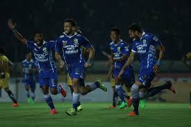 Biar sekarang aku tinggal dimedan, jiwaku dan hatiku tetap untuk persib. Momen Spesial Para Legenda Persib Isl 2014 Okezone Bola