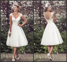 Hochwertige hochzeitskleider in großer auswahl an brautkleider brautjungfernkleider kaufen jetzt die glamouröse hochzeitskleider und genießen schnelles online shopping bei milanoo! Grosshandel Vintage 50s Stil Kurze Spitze Brautkleider V Ausschnitt Spitze Applique Tee Lange Perlen Bridal Brautkleider Mit Knopfen Vestido De Noiva 616 Von Cqjie4567 83 69 Auf De Dhgate Com Dhgate