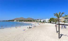 Alcúdia is well positioned as mallorca's most popular north coast resort. Alcudia Strand Fantastischen Sandstrand Mallorca Strande