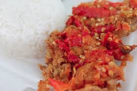 8 the chili pepper, garlic, shallot and tomato are often freshly ground using a mortar, while the terasi or belacan (shrimp paste) is fried or burned first to kill its pungent smell as well as to. Resepi Sambal Ayam Geprek