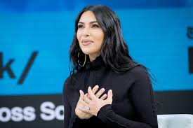 Kim kardashian shares no makeup face photo amid psoriasis attack. Kim Kardashian Trennung Bestatigt Sie Zeigt Sich Ohne Ehering Gala De