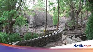 Para pendaki hanya perlu membayar tiket masuk wisata sebesar 5ribu saja per orangnya. Gua Selomangleng Situs Purbakala Nan Eksotik Di Kaki Gunung Klotok