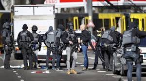 The mounted police and police dog service (dienst levende have politie, dlhp) supports other units with horse patrols and specially trained dogs. Polisi Tahan Orang Ketiga Yang Diduga Ikut Dalam Penembakan Trem Di Utrecht Tribun Kaltim