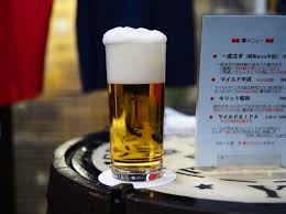ビールスタンド重富 広島に来たら必ず寄りたい重富さんのお店 同じサッポロ黒ラベルを注ぎ方ひとつで甘みを感じるビール 苦めのビールと出し分けるスゴ腕 末くん談 beer pilsner glass beer glasses