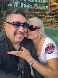 Zayira estuvo un mes así frente al espejo y ahora anda proyectándose en  público. #NiRojosNiAzules #NiOportunistasBuscaPautas