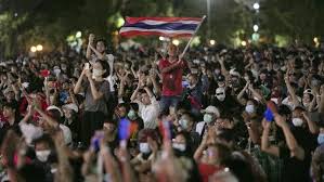 Thailand dalam bahasa inggris, atau dalam bahasa aslinya mueang thai. Nasib Kerajaan Thailand Di Ujung Tanduk Bakal Bubar