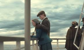 Multiple scenes depicting anne from behind show clearly that her pinafore and her dress are a single piece, with the buttons from her dress continuing onto the pinafore. Anne With An E Cole Mackenzie Realmente Existiu Nos Livros Online Series