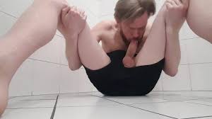 Orinando en el baño público ver en linea