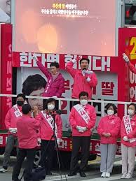 하지만 김종인 비대위원장이 점점 문재인과의 불편한 관계가 형성되고 2016년 제20대 국회의원 선거 이후 점차 그와 멀어지고, 결국. ì—¬ì„± í›„ë³´ ê²©ì „ì§€ ë³´ìˆ˜í…ƒë°­ íšŒë³µ ìœ„í•´ ì´ë ¥ ë¶€ì‚° ë‚¨êµ¬ì„ ì´ì–¸ì£¼ í›„ë³´ ì—¬ì„±ì‹ ë¬¸