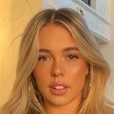 Isabella Duffy's Instagram, Twitter & Facebook