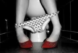 Fin da piccolo mi sono sempre chiesto perchè le donne hanno questa abitudine di andare in bagno in compagnia di un'altra donna. Le Donne E Il Bagno Ecco Perche Le Donne Vanno In Bagno In Gruppo Il Mondo Di Mafalda