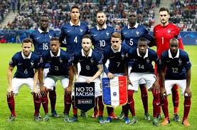 Foto vom henri delaunay cup, der tropäe der uefa european football. Fussball Em 2016 Frankreich Blaue Flecken Fur Les Bleus Fussball Stuttgarter Nachrichten