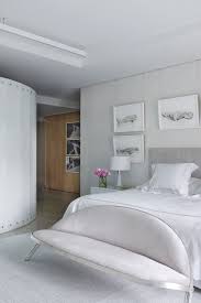 كنبة خلف السرير