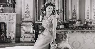 Il suo vestito verde l'ha resa facile preda del photoshop. L Abito Da Sposa Della Regina Elisabetta Ii In Mostra A Buckingham Palace Look Sposa