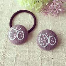 北欧風ちょうちょの刺繍 ヘアゴムとブローチ 以前に出品していたのと くるみボタンのメーカーを 変えました こちらの方が ふんわり 優しいカンジになります その分 価格変更になります 値上げ申し訳ございません minne ミンネ ハンドメイド