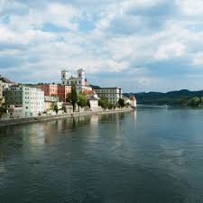 Passau ist an einige nationale und internationale fernradwege angeschlossen, so zum beispiel innerhalb des europäischen netzes der fernradwege eurovelo an die flüsseroute ev 6, die vom atlantik bis zum schwarzen meer verläuft, entlang der drei flüsse verlaufen jeweils fahrradwege, die zum teil für den tourismus eine gewichtige bedeutung. Die Drei Flusse Stadt Passau Reisefestival De