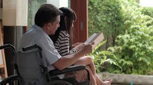 neta sentada no colo do velho avô asiático na cadeira de rodas. 3275549  Vídeo stock no Vecteezy