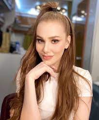 She studied opera at mersin mersin university before pursuing a career in acting. Muzikvetv On Twitter Guzellik Elcin Sangu Https T Co Betagozgz5 Twitter
