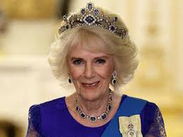 La reine Camilla porte le diadème belge de saphirs d'Elizabeth II pour son  premier banquet d'État en tant que reine consort