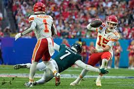 Patrick Mahomes, Kansas City limp into halftime of Super Bowl 2023 trailing  Philadelphia Eagles - oregonlive.com