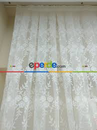 Pencere üzerindeki perdelerin ve süs eşyalarının evinizin gösterişi ve görünümü bakımından aşırı müthiş güzellikte beyaz desenli tül perde. Ekru Eperde Com Perde Cicek Dantel