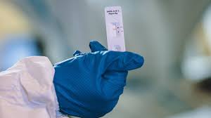 The rapid antigen test is done through a nasal or throat swab and is then placed into a liquid solution where the presence of proteins is searched for. Schnelltests Versagen Infizierte Arzte Arbeiten Weiter Zdfheute